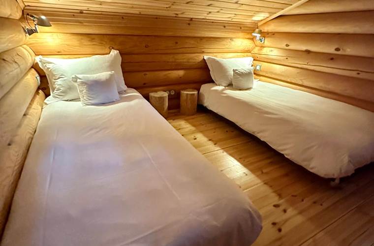 Première chambre communicante étage avec TV et vue sur le lac