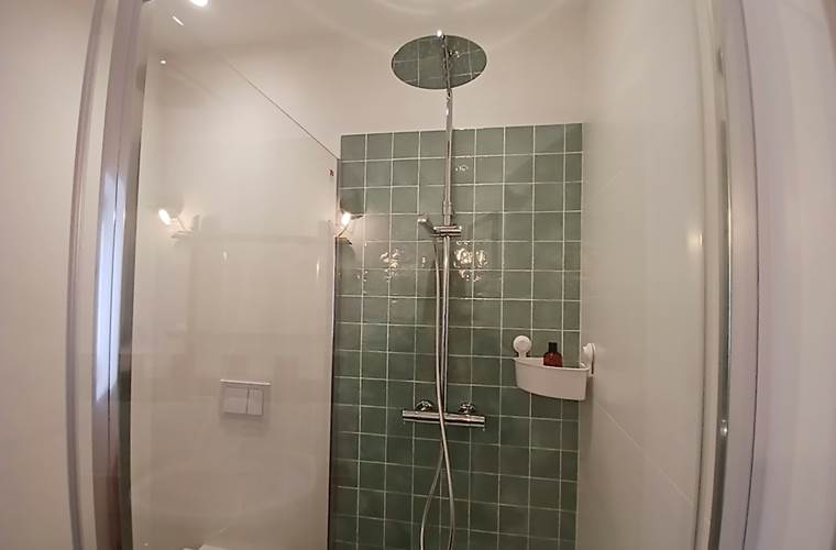 Salle d'eau particulière, avec une douche à l'italienne