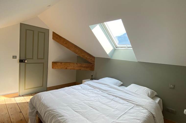 Une chambre avec de beaux volumes