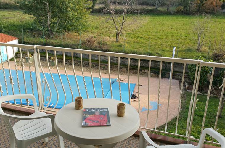 Terrasse de la chambre PRADETS avec vue sur piscine et montagne