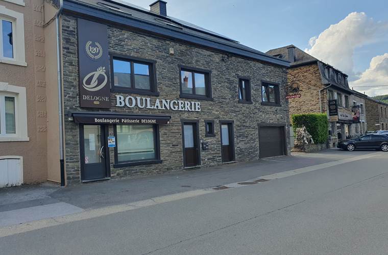 à 5 mètres de la boulangerie