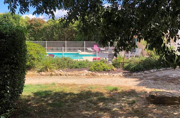Les Mazets du Rouret - Micocoulier vue sur piscine chambre enfants
