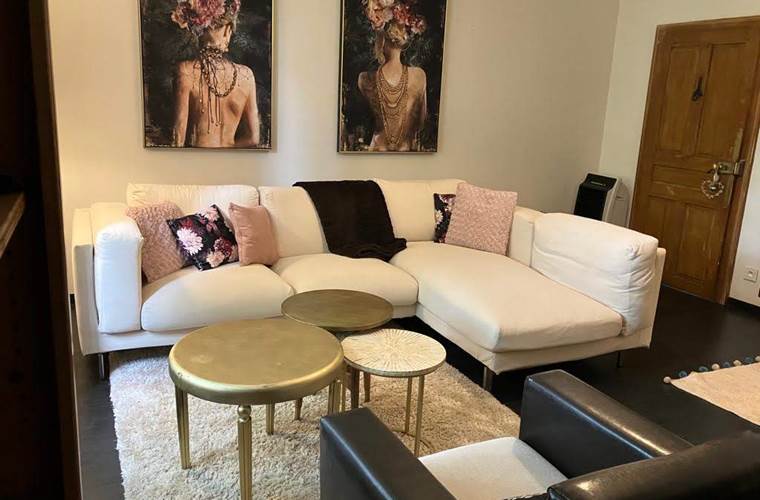 Canapés et fauteuils dans le salon détente