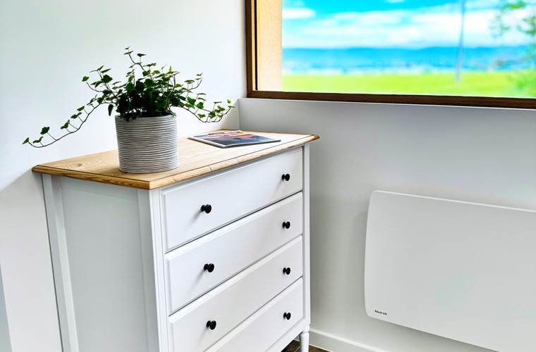 studio-le-lodge-commode-lumineuse-vue-nature.jpg