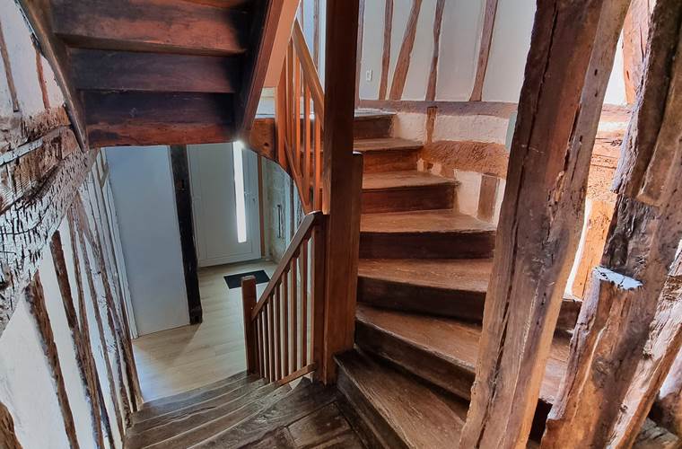 escalier-charme-ancien-cottage-lauragaise.jpg