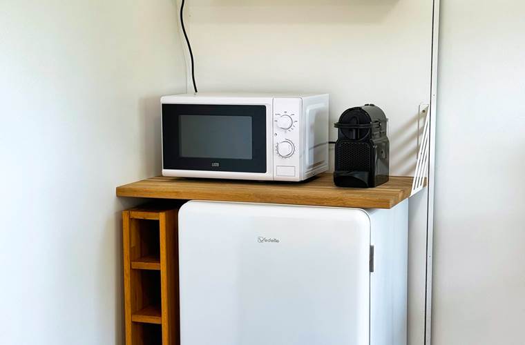 studio-le-lodge-corner-cuisine-autonome-frigo-microonde.jpg