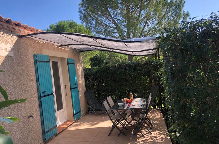 Les Mazets du Rouret -  1 terrasse Pin Parasol