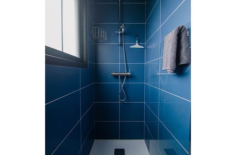 Salle d'eau avec douche et lavabo. Les serviettes et un sèche-cheveux sont fournis
