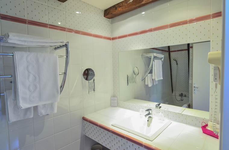 Salle de Bain, toilettes séparées