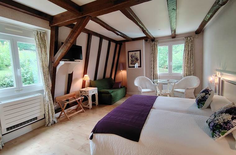 Chambre twin privilège, vue piscine et nature.