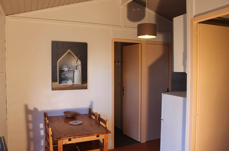 LE-HAMEAU-DES-GENÊTS-Chalet-4-Personnes-Table-à-Manger