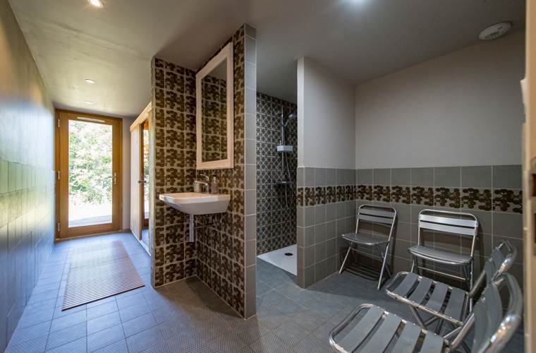 Espace sauna avec sa salle de douche