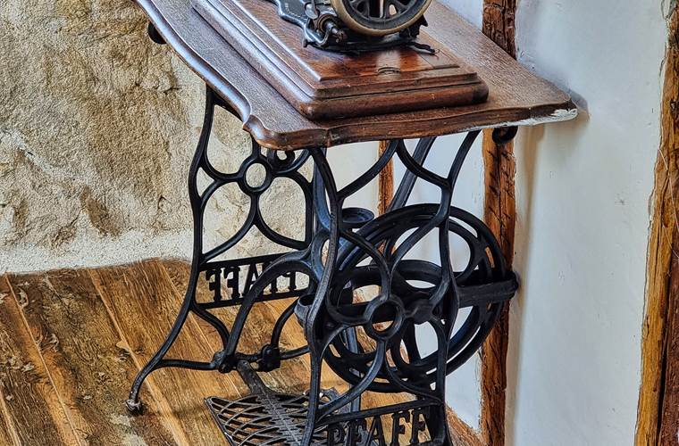 mobilier-vintage-machine-coudre-location-lauragaise.jpg
