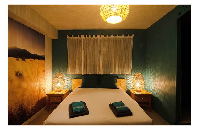Le soir, fermez les stores électriques et profitez de l'ambiance cosy et romantique de la chambre Dune