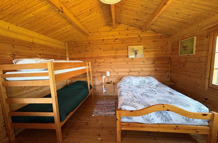 Chalet-cerf-bois-famille-parc-animalier-saint-hubert-gages-aveyron-nature