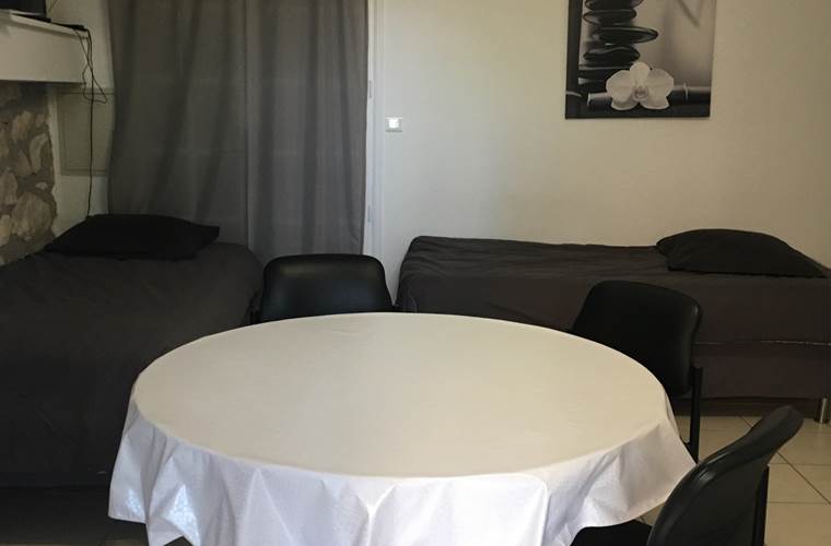 Coin repas et coin salon au fond