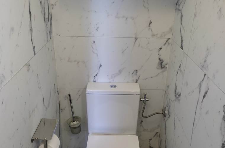 Chambre 6 wc et serviettes.