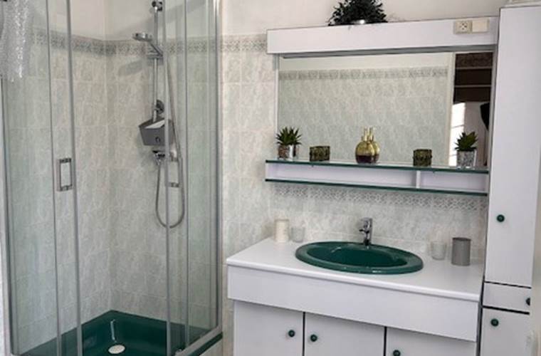 La salle de bain (douche et baignoire) attenante à la Belle époque
