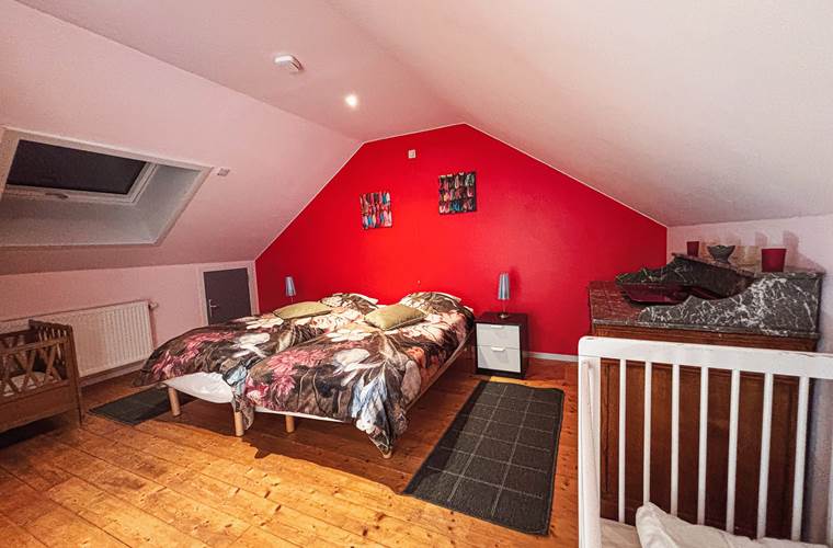 chambre avec lit bébé