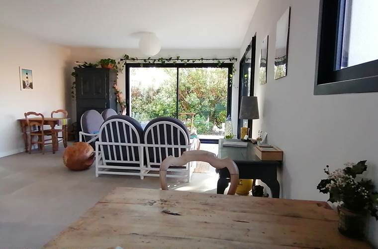 Le salon commun très lumineux donne un accès direct aux chambres, à la grande terrasse et au jardin
