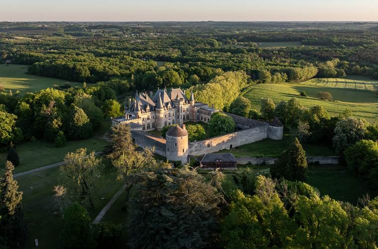 DJI_20250430072114_0054_D_MAVIC3PRO- Cha^teau Michel de MontaigneDe´clic&De´colle