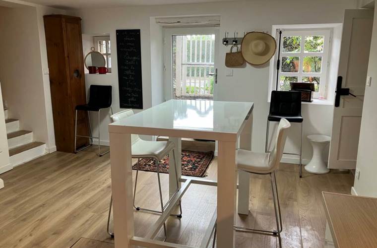 Table haute et chaises hautes