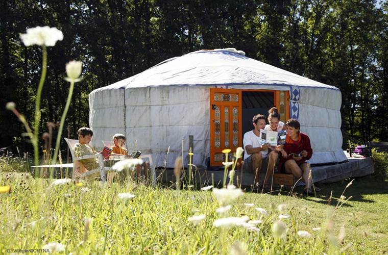 la yourte accueille confortablement une famille
