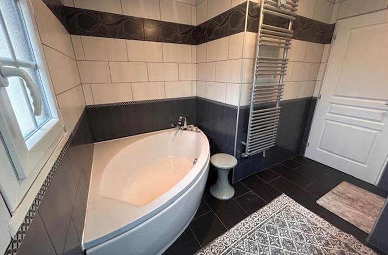 salle de bain- baignoire-douche-rez de chaussée
