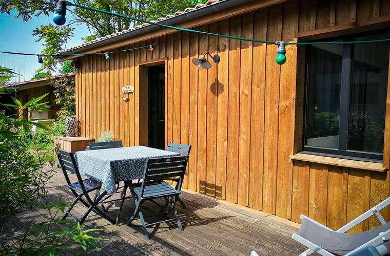 la grande terrasse privative avec mobilier de jardin et barbecue