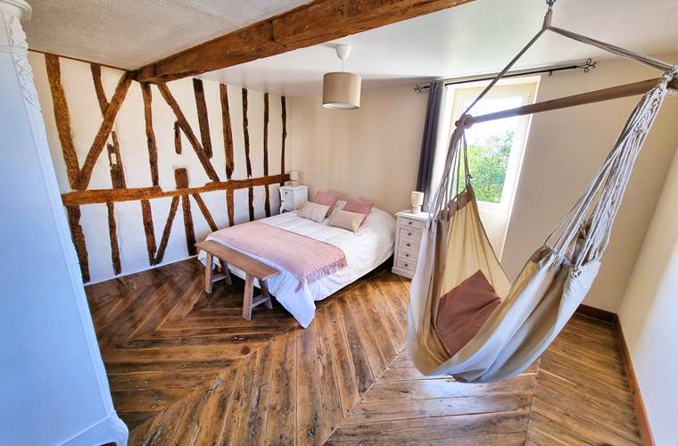 cottage-chambre-fauteuil-suspendu-vue-jardin-location-lauragaise.jpg