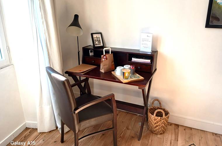 Coin bureau et plateau de courtoisie