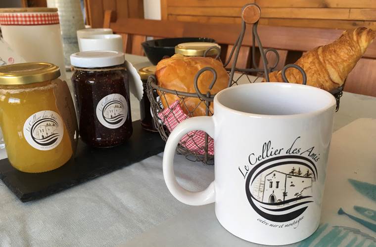 Mug et confiture maison au Cellier des Amis