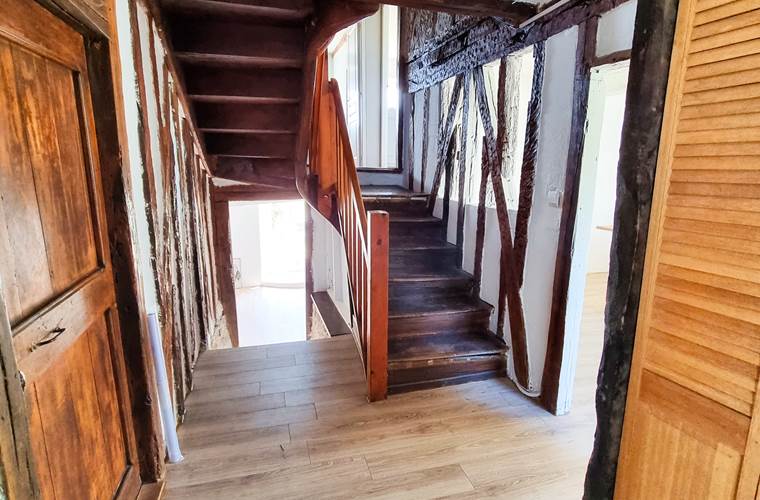 escalier-bois-et-colombages-cottage-location-lauragaise.jpg