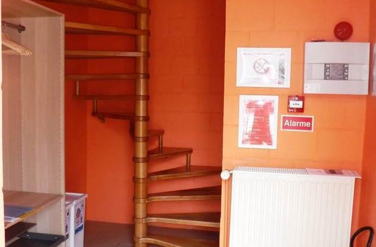 Hall d'entrée avec WC - vestiaire - poubelles pour le tri