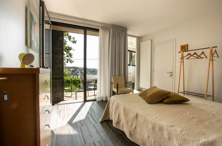 Chambre Indigo - vue sur la terrasse © Malika Turin