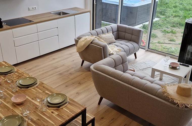 Le séjour, salle à manger, cuisine du côté spa (encore en travaux à l'extérieur).