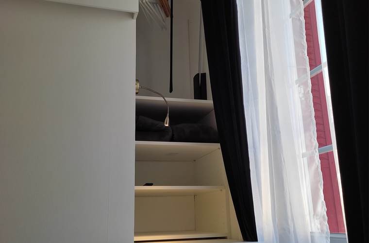 Chambre 1, penderie et bureau.