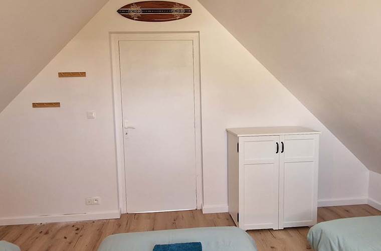 Chambre 3 à l'étage avec 3 lits simples pouvant être modulée pour avoir plutôt un lit de 180cm