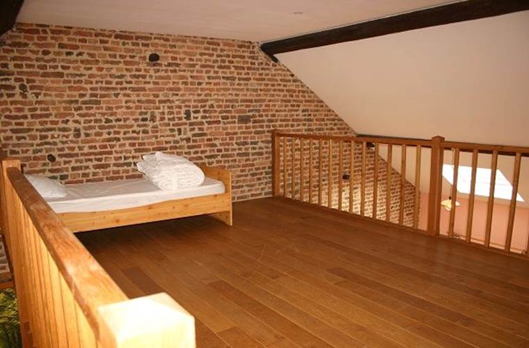 La mezzanine avec bancs d'écoles et jeux pour enfants