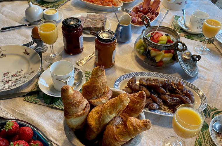 chambre petit déjeuner copieux