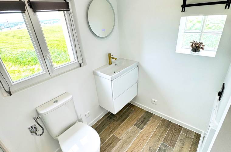 studio-le-lodge-salle-bain-lumineuse-vue-campagne.jpg