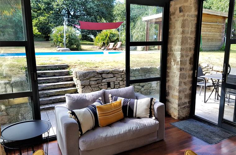 Salon avec vue sur piscine