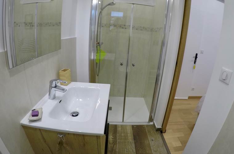 La salle de douche de la Chambre Océane