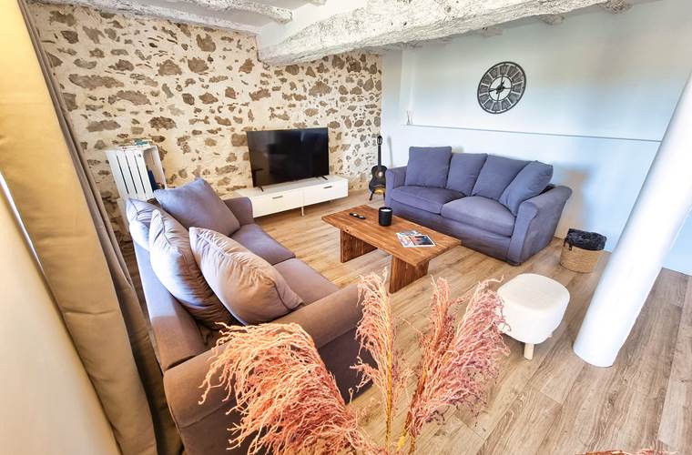 salon-pierre-tv-gite-le-cottage-location-lauragaise.jpg