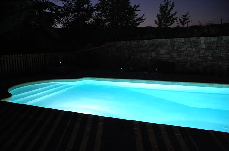 Piscine de nuit au Cellier des Amis