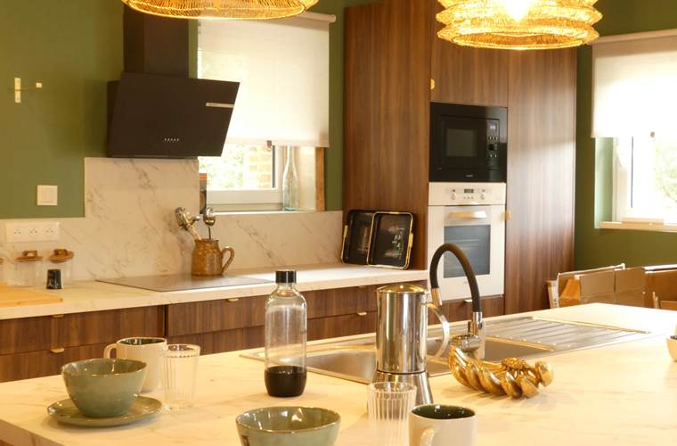 Cuisine aménagée avec vue sur le salon