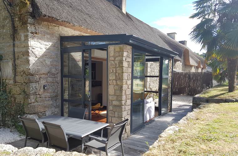 Entrée gîte chaumière, terrasse