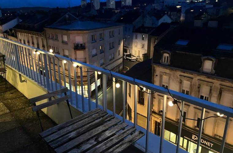 Jolie terrasse avec chaises et tables