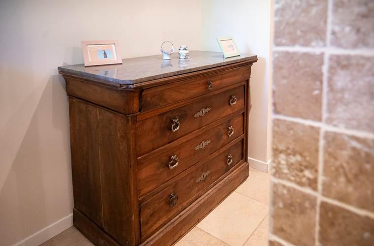 Commode en bois massif dans la salle de bain