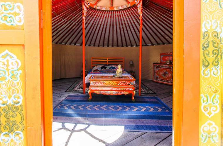 l'intérieur d'une yourte traditionnelle